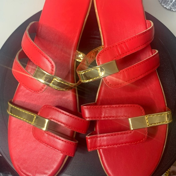Women’s Two Tone Red and Gold Wedge Slip in Sandals 8 - Picture 2 of 3
